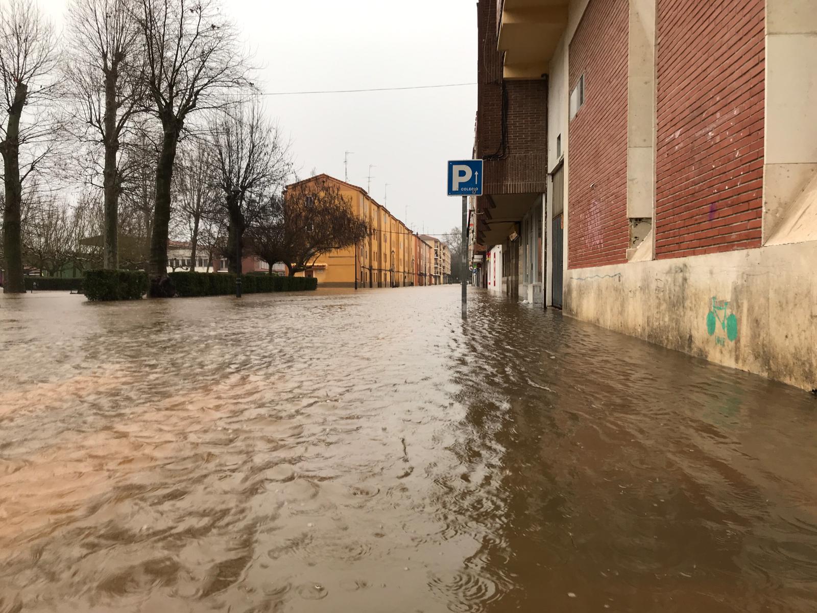 Fotos: El Nela se desborda en Villarcayo e inunda calles, carreteras y edificios