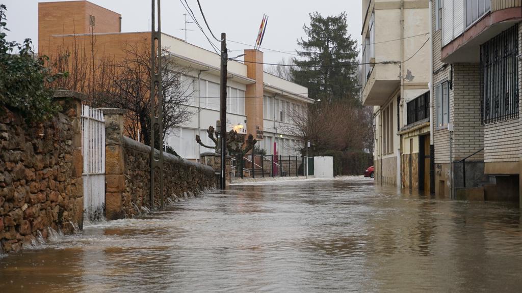 Fotos: El Nela se desborda en Villarcayo e inunda calles, carreteras y edificios