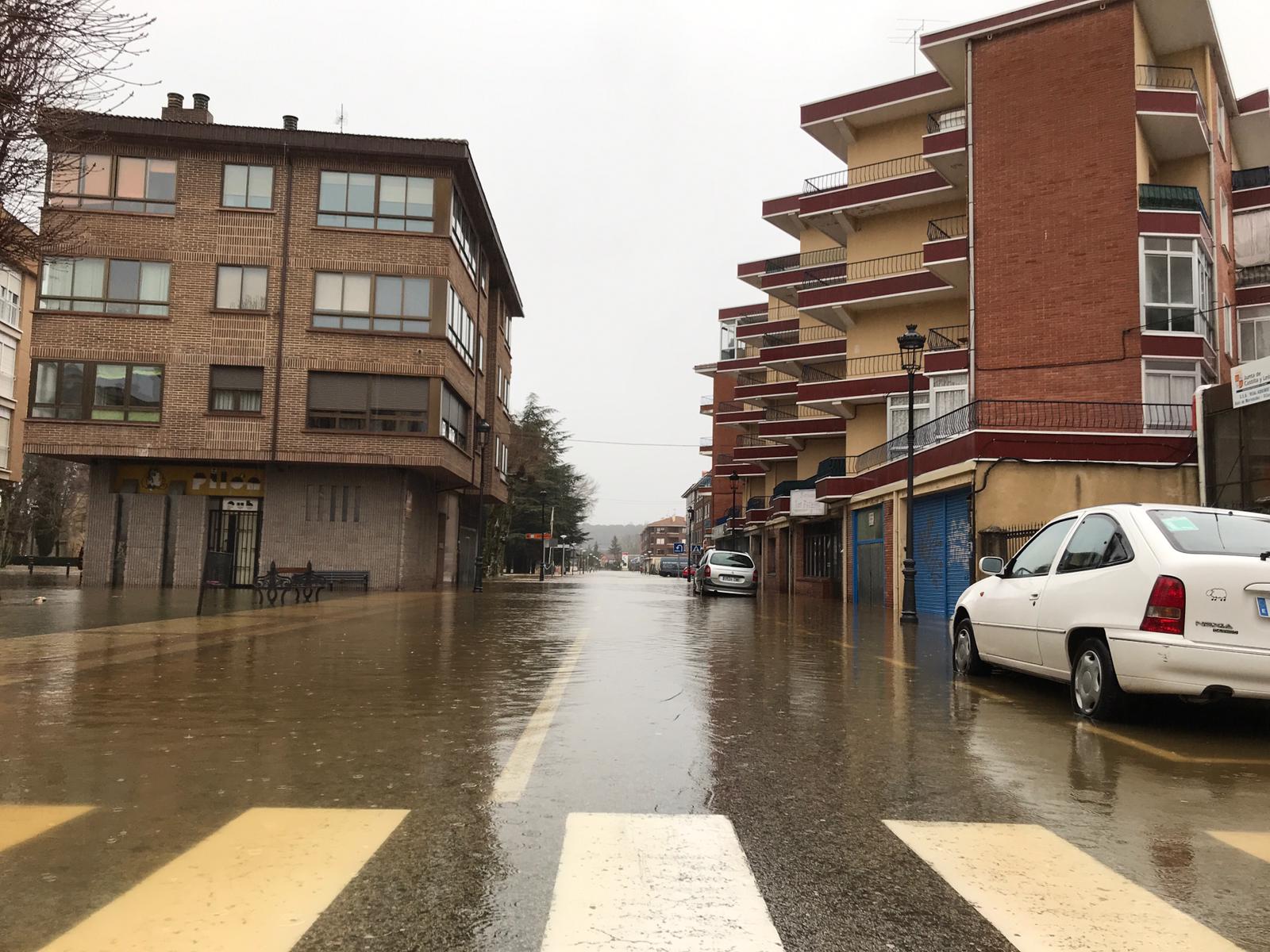 Fotos: El Nela se desborda en Villarcayo e inunda calles, carreteras y edificios