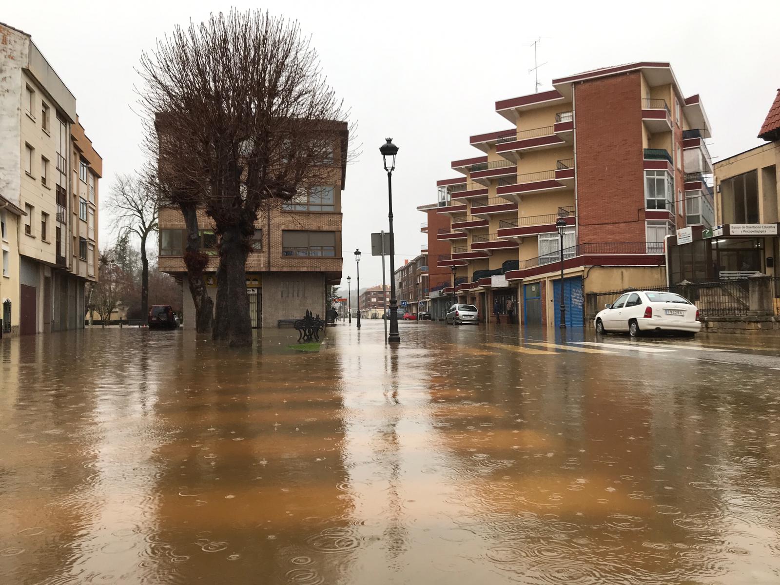 Fotos: El Nela se desborda en Villarcayo e inunda calles, carreteras y edificios