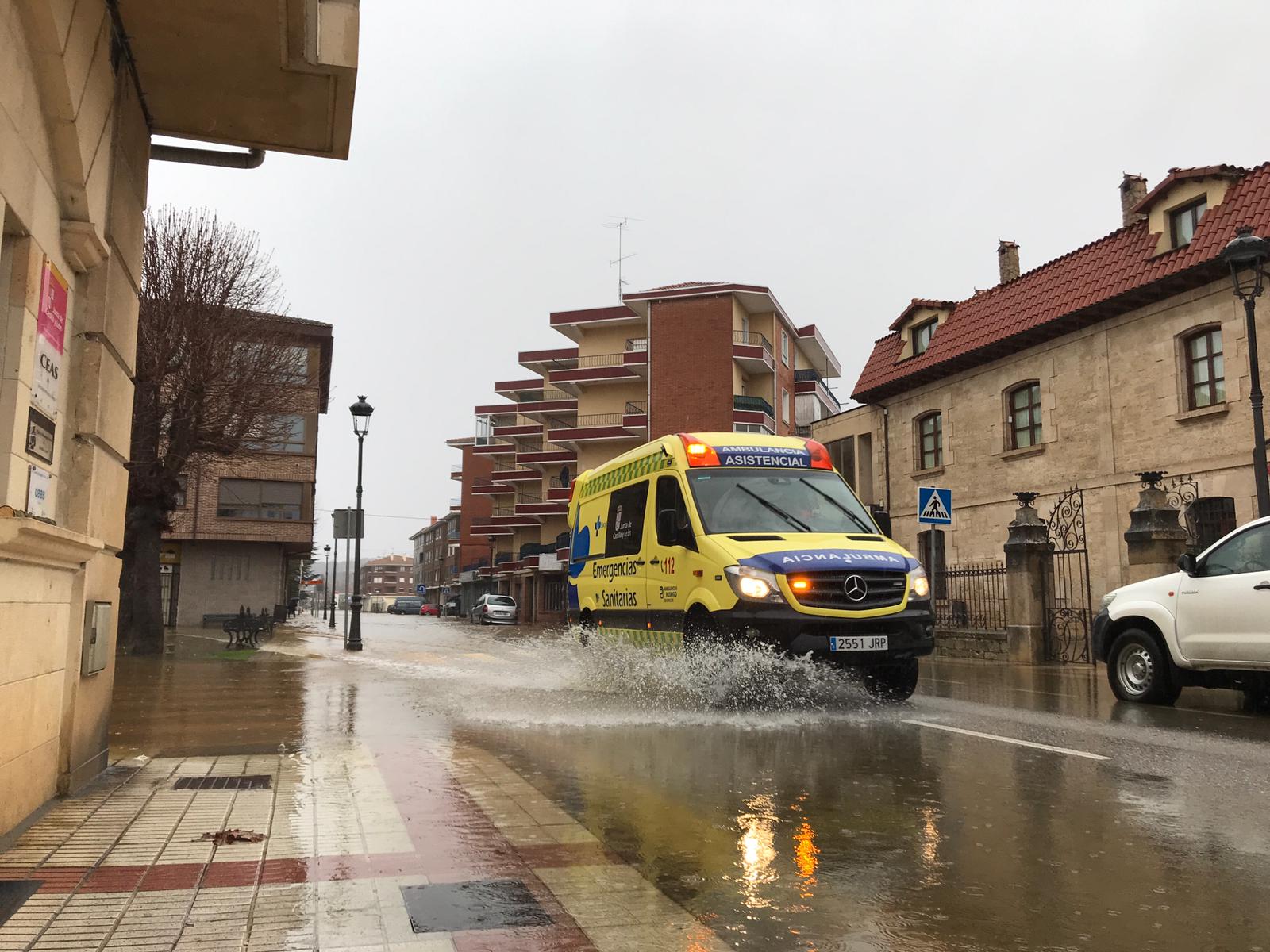 Fotos: El Nela se desborda en Villarcayo e inunda calles, carreteras y edificios