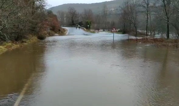 Fotos: El Nela se desborda en Villarcayo e inunda calles, carreteras y edificios