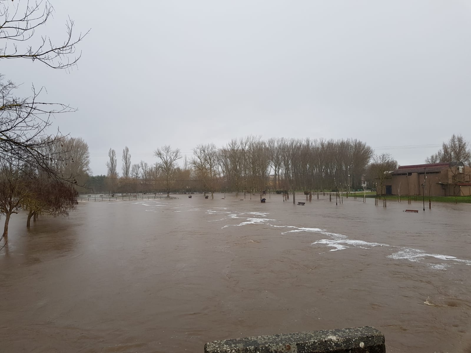 Fotos: El Nela se desborda en Villarcayo e inunda calles, carreteras y edificios