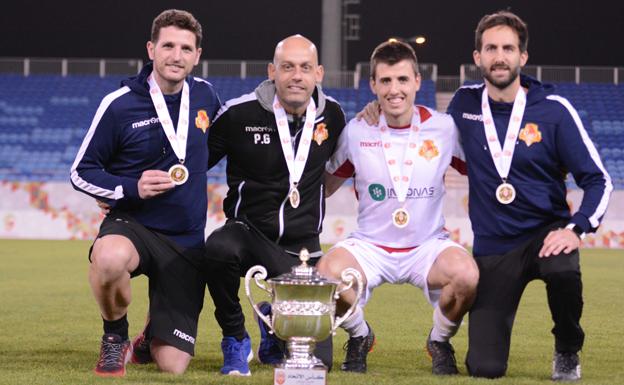 Gómez Carmona, segundo por la izquierda, junto al futbolista Imanol y otros técnicos del equipo. 