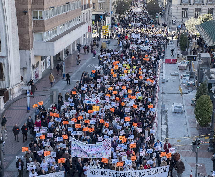 Fotos: Manifestación en Valladolid en defensa de la sanidad pública de Castilla y León