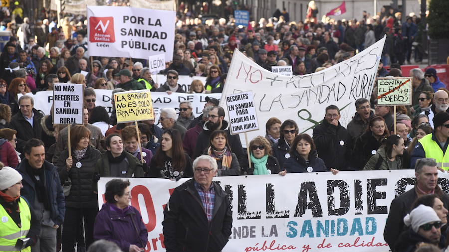 Fotos: Manifestación en Valladolid en defensa de la sanidad pública de Castilla y León