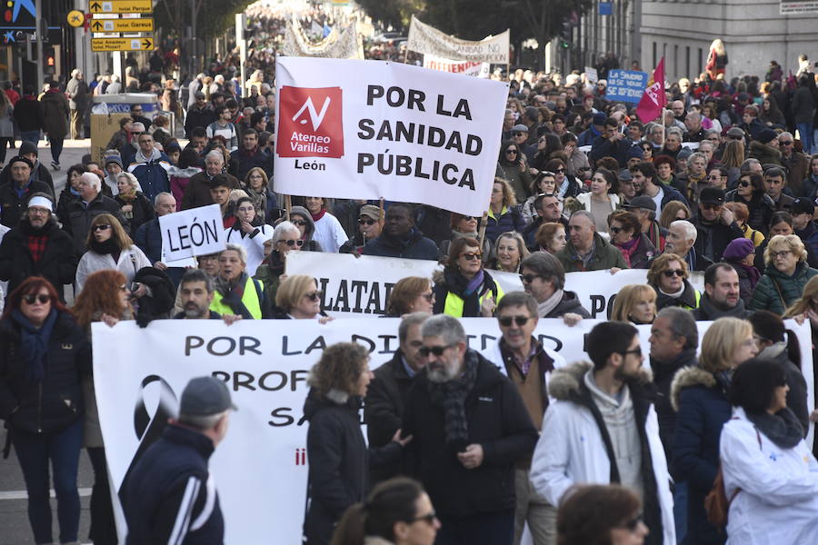 Fotos: Manifestación en Valladolid en defensa de la sanidad pública de Castilla y León