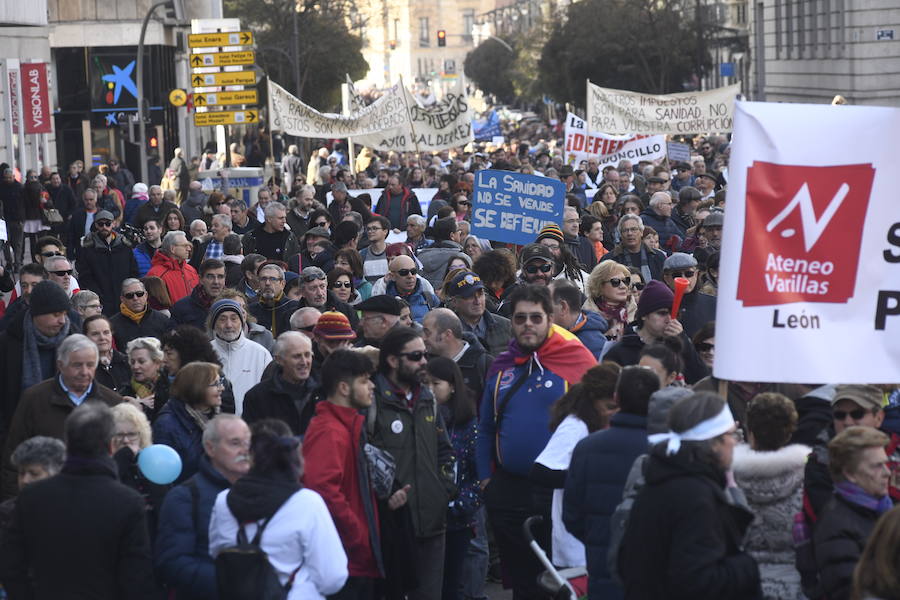 Fotos: Manifestación en Valladolid en defensa de la sanidad pública de Castilla y León