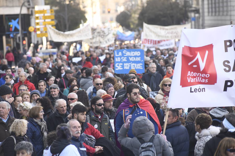 Fotos: Manifestación en Valladolid en defensa de la sanidad pública de Castilla y León