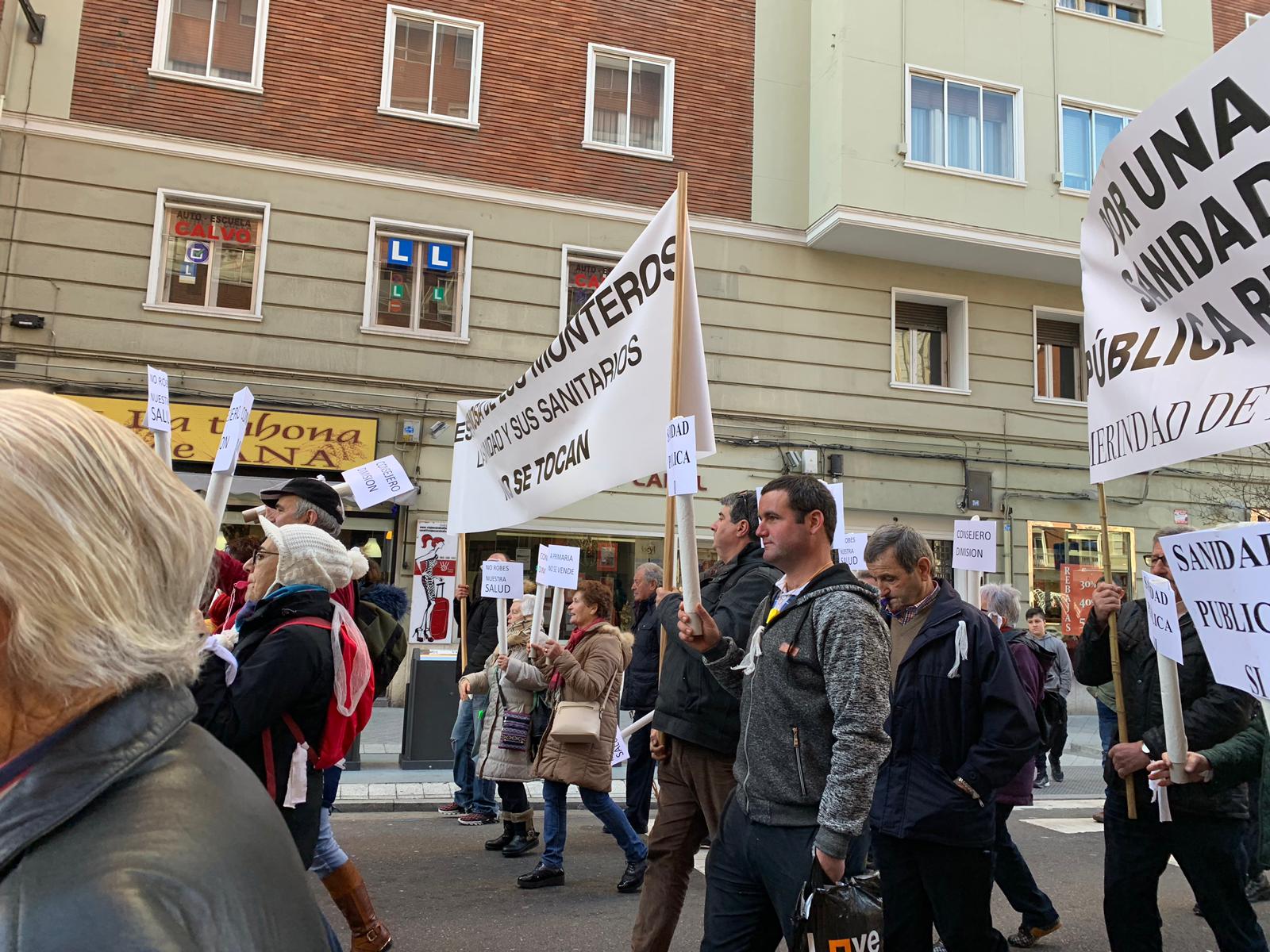 Fotos: Miles de personas salen a la calle para gritar en defensa de la sanidad