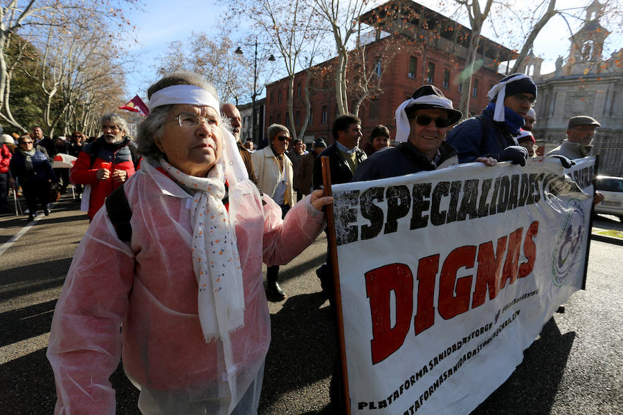 Fotos: Miles de personas salen a la calle para gritar en defensa de la sanidad