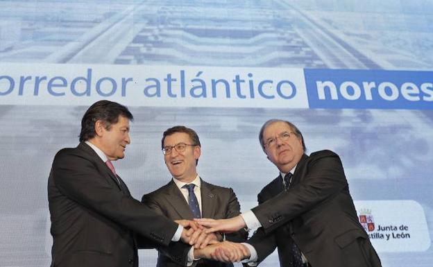 Alberto Núñez Feijóo; Javier Fernández y Juan Vicente Herrera, en la reunión en Santiago de Compostela para impulsar el corredor ferroviario europeo del noroeste.