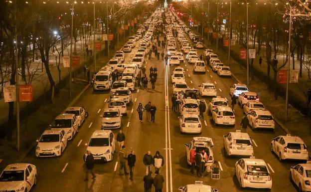 Los taxistas bloquean la Castellana el domingo. 