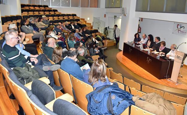 Imagen de una reunión en la sede del Colegio de Médicos