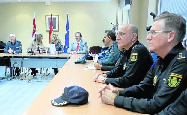 El comisarioJorge Zurita, la delegada Virginia Barcones, la consejera Alicia García y el psicólogo Jaime Gutiérrez, al fondo. ::