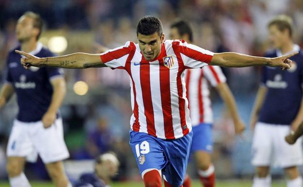 José Antonio Reyes celebra un gol como rojiblanco.