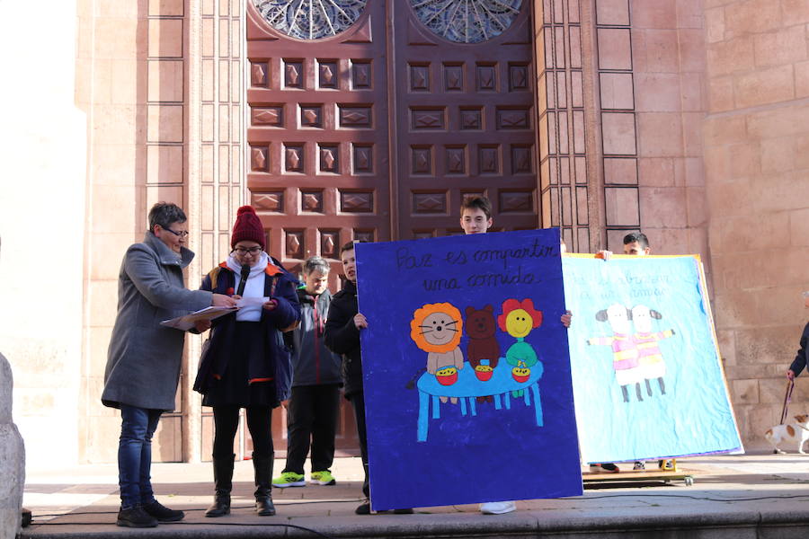 Fotos: Los alumnos del colegio Nuestra de Saldaña y LA Salle celebran el Día de la Paz y la No Violencia
