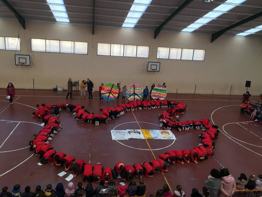 Representación de una paloma de la Paz por parte de los alumnos del Colegio Claret de Aranda de Duero, en Burgos. 