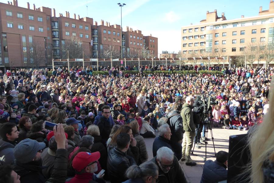 Multitudinaria celebración del Día de la Paz en el CEIP Gonzalo de Córdoba de Valladolid.
