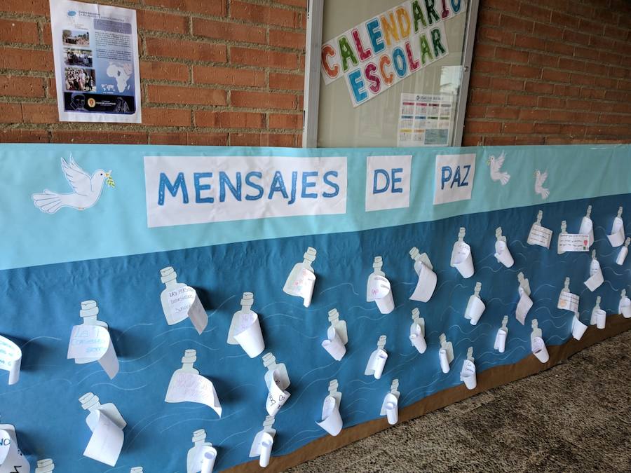 Los alumnos del Colegio La Milagrosa y Santa Florentina de Valladolid depositaron sus mensajes de paz y deseos en un gran mural habilitado en el centro escolar. 