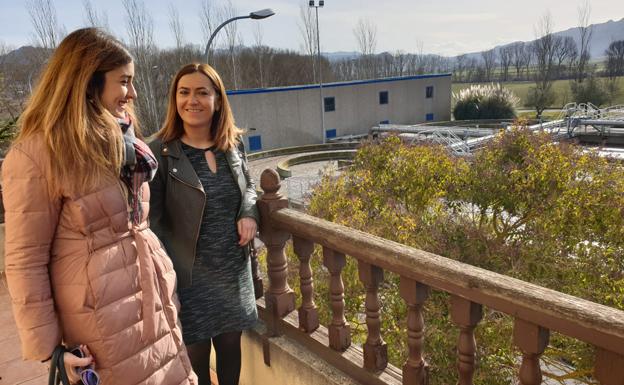 A la izquierda, Aitana Hernando y junto a ella Virginia Barcones. 