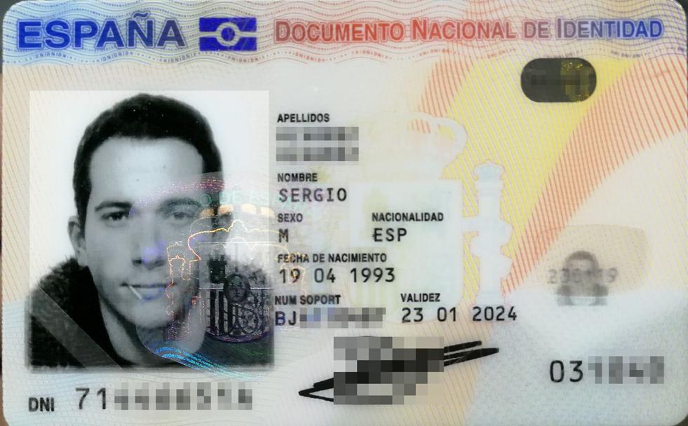 Foto del DNI de este joven leonés, en la que sale con un palillo en la boca.