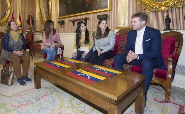 Reunión del alcalde de Burgos con representantes venezolanos. 