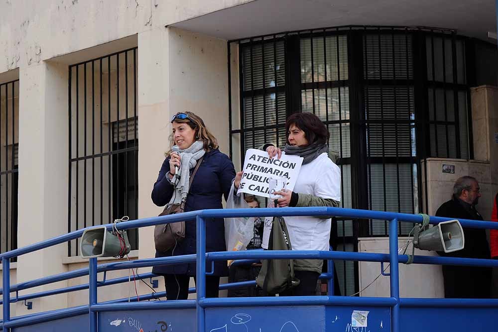 Fotos: Los vecinos mantienen sus protestas por los recortes sanitarios que afectan al Centro de Salud de Los Cubos