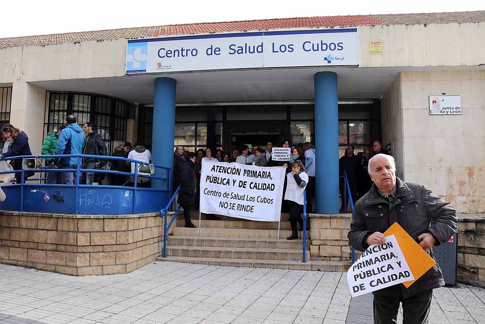 Fotos: Los vecinos mantienen sus protestas por los recortes sanitarios que afectan al Centro de Salud de Los Cubos