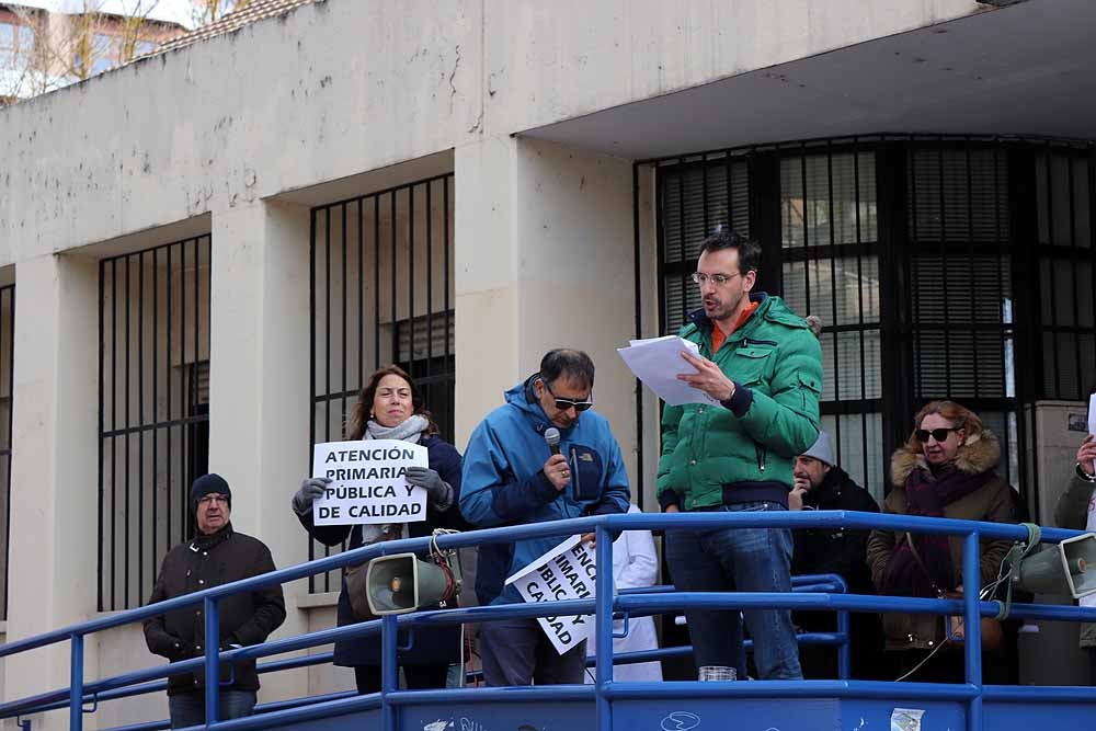 Fotos: Los vecinos mantienen sus protestas por los recortes sanitarios que afectan al Centro de Salud de Los Cubos