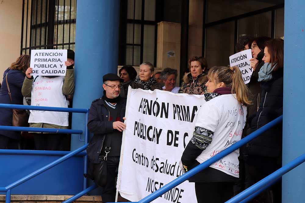 Fotos: Los vecinos mantienen sus protestas por los recortes sanitarios que afectan al Centro de Salud de Los Cubos