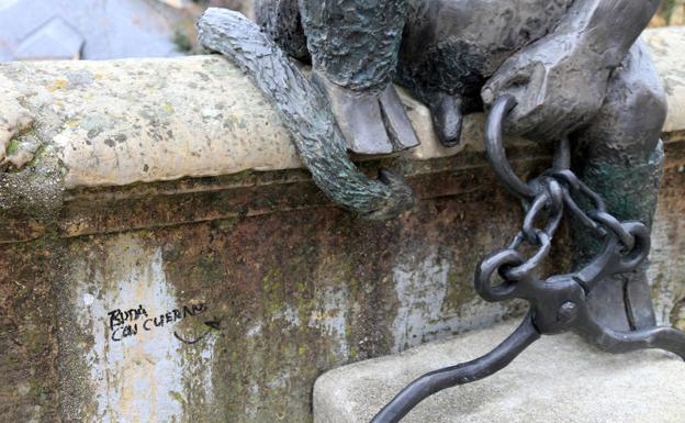 Mensaje 'Buda con cuernos' en el murete junto a la estatua. 