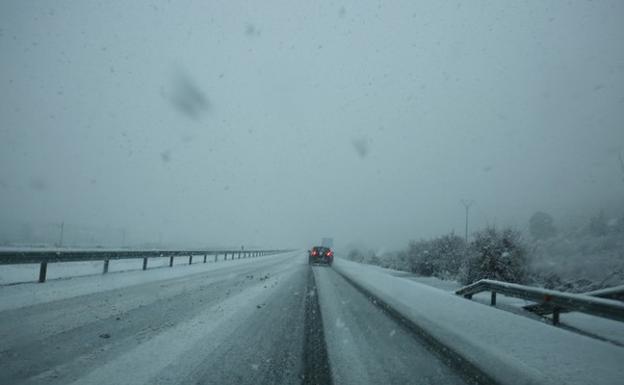 La autovía A6 cortada por el temporal de nieve a su paso por la localidad de Bembibre (León). 