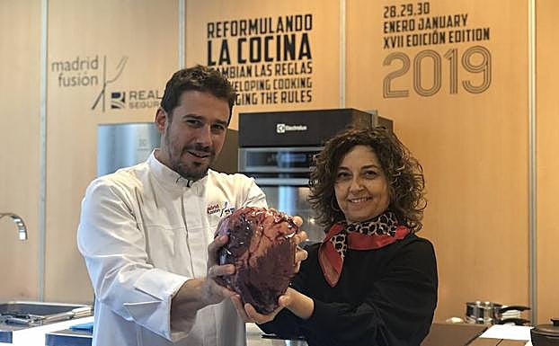 Javier Estévez y Gema Fernandez con un corazón de hispano breton de Burgos. 