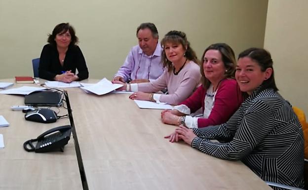 La gerente de Atención Primaria, a la izquierda, con los representantes de la Mancomunidad Alta Sierra de Pinares. 