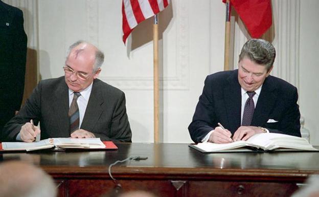 El entonces presidente de Estados Unidos, Ronald Reagan (d), y el líder de la Unión Soviética, Mijaíl Gorbachov (i), durante la firma del tratado de reducción de misiles nucleares en 1987.
