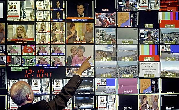 Un empleado del centro de emisiones de Collserola (Barcelona) comprueba las emisiones de TDT.