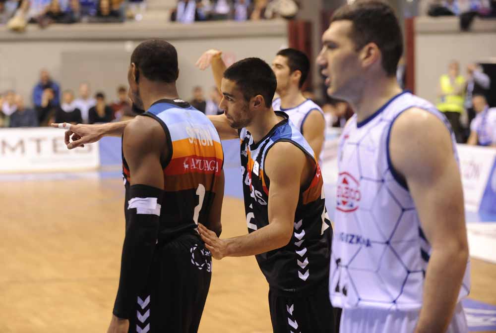 Fotos: El San Pablo Burgos se esforzó al máximo para superar con contundencia al Guipuzcoa Basquet