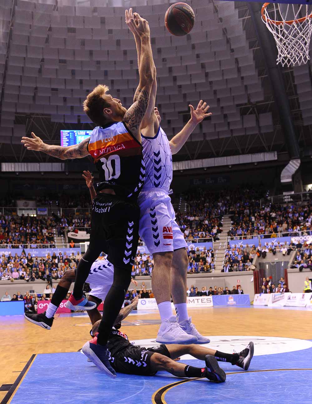 Fotos: El San Pablo Burgos se esforzó al máximo para superar con contundencia al Guipuzcoa Basquet