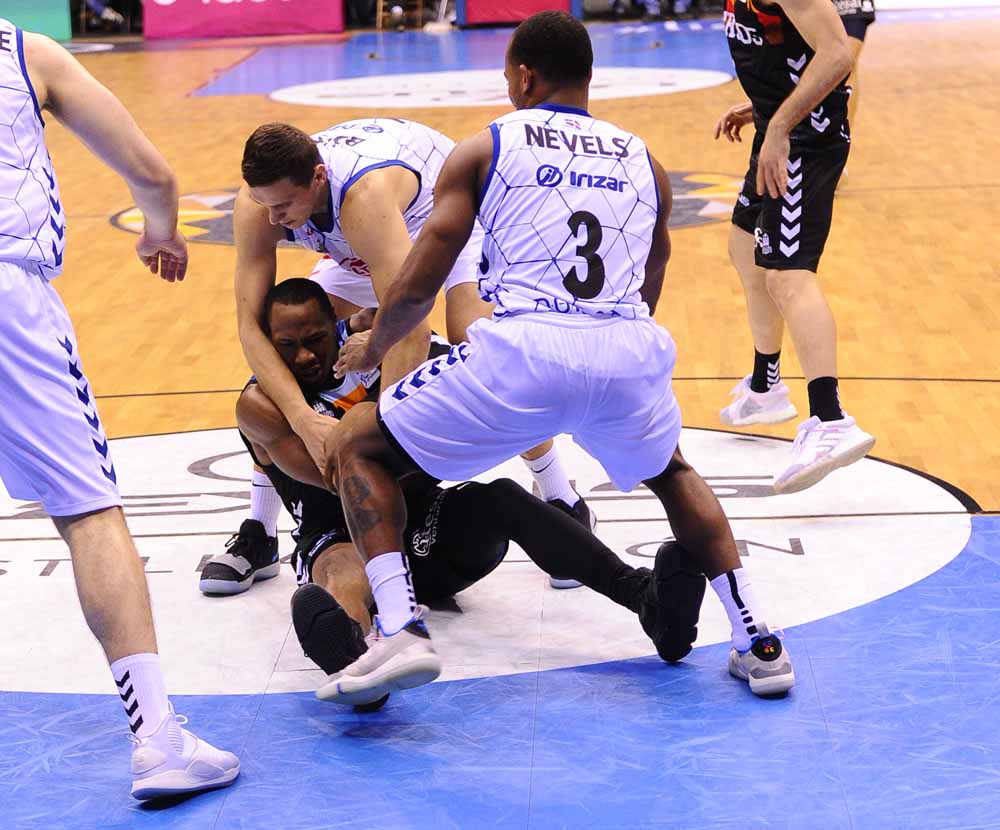 Fotos: El San Pablo Burgos se esforzó al máximo para superar con contundencia al Guipuzcoa Basquet