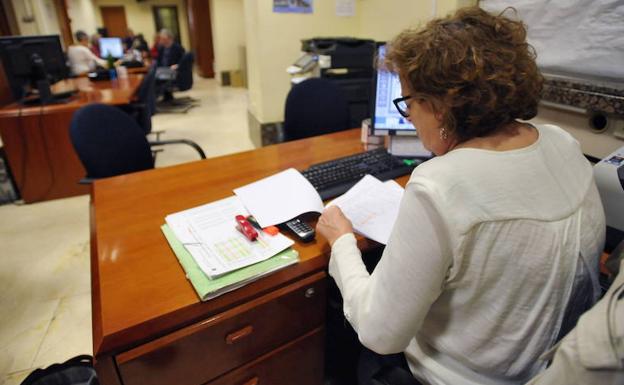 Una funcionaria en el Servicio de Recaudacion del Ayuntamiento de Valladolid en la Plaza Santa Ana.