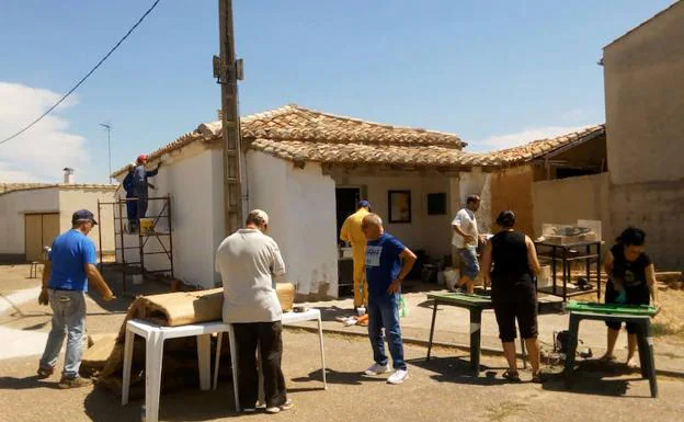 Los vecinos de Quintanilla de Riofresno, que se han unido para conseguir fondos para la restauración de su retablo, suelen desarrollar actividades de manera conjunta por el bien de la localidad.