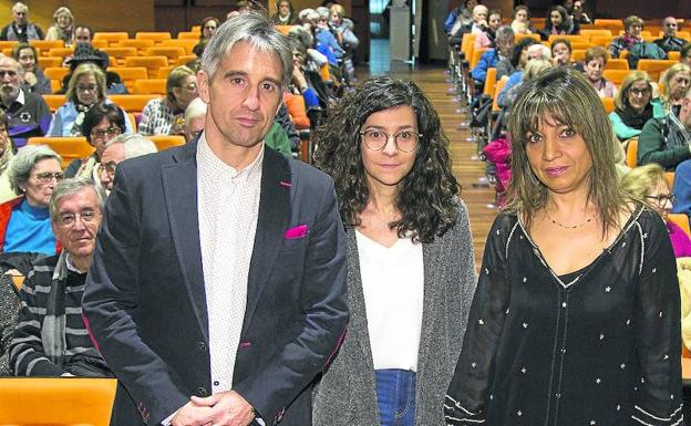 Enrique Berzal y las doctoras Rocio Cantalapiedra y Tania García, del instituto Oncológico Recoletas.