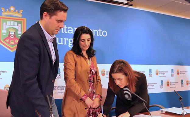 Daniel de la Rosa (PSOE), Gloria Bañeres (Cs) y Eva de Ara (Imagina) firmando la proposición. 