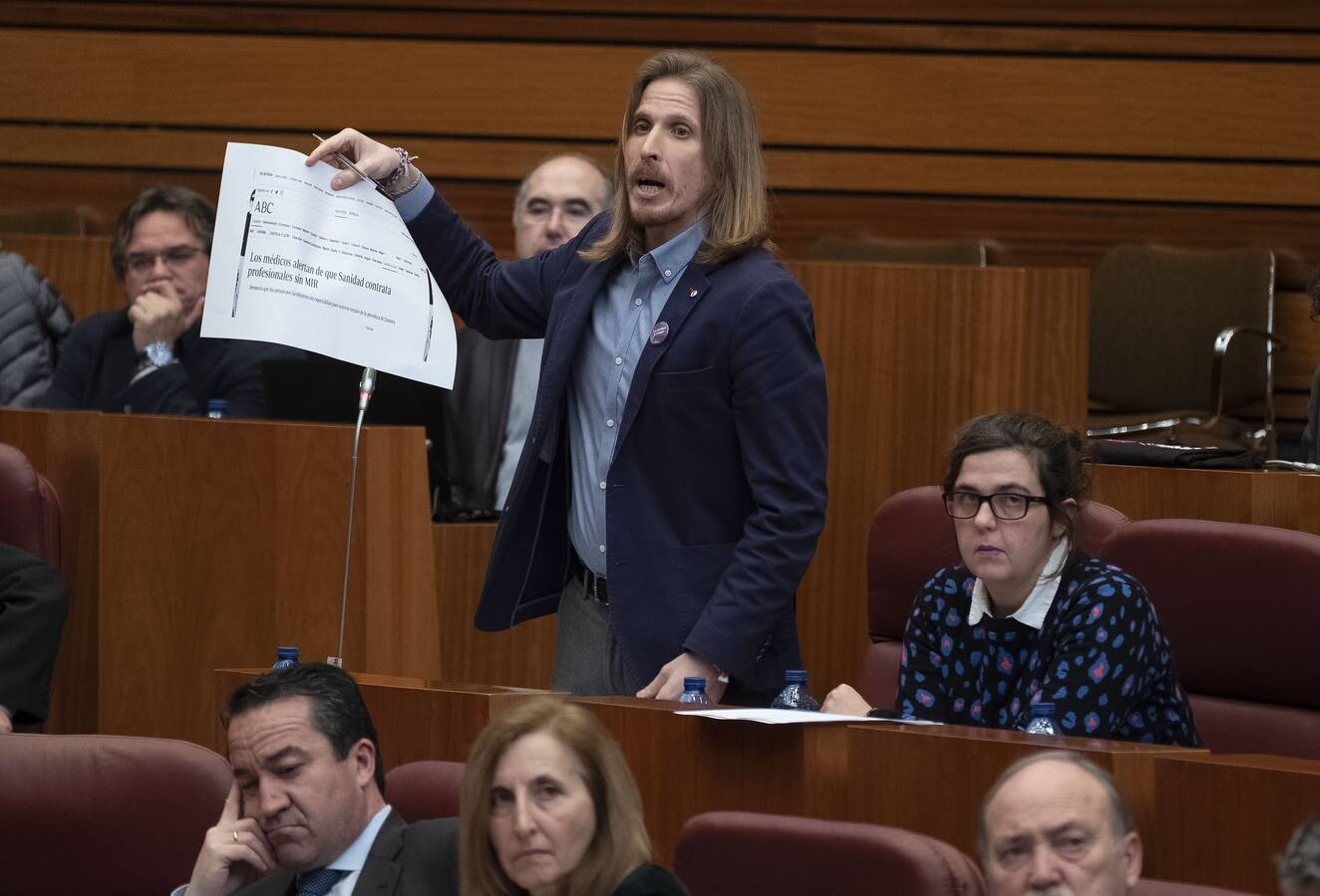 PSOE y Podemos afilaron ayer el bisturí parlamentario para someter al consejero de Sanidad a una vivisección política
