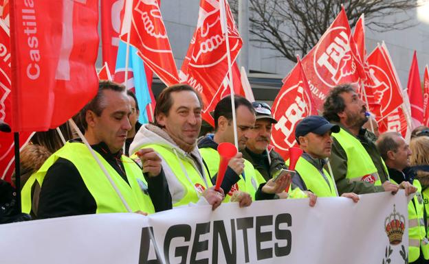 Más de un centenar de agentes forestales participan en una concentración frente a la sede de la Consejería de Medio Ambiente en Valladolid para reclamar a la Junta compromisos adquiridos con el colectivo en 2017. 