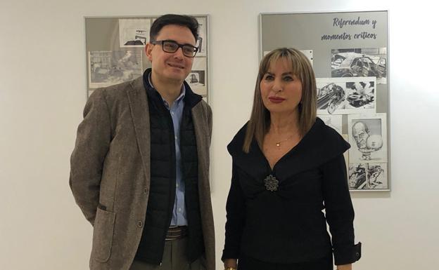 Luis González (izq), director del Instituto Castellano y Leonés de la Lengua, y Azucena Esteban, concejal de Cultura. 