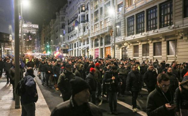 Los taxistas se concentran en Sol y cortan la Gran Vía. 