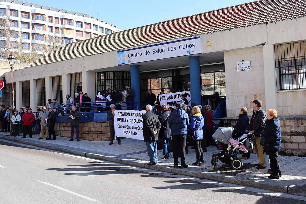 Fotos: Concentración de los vecinos en el Centro de Salud de Los Cubos