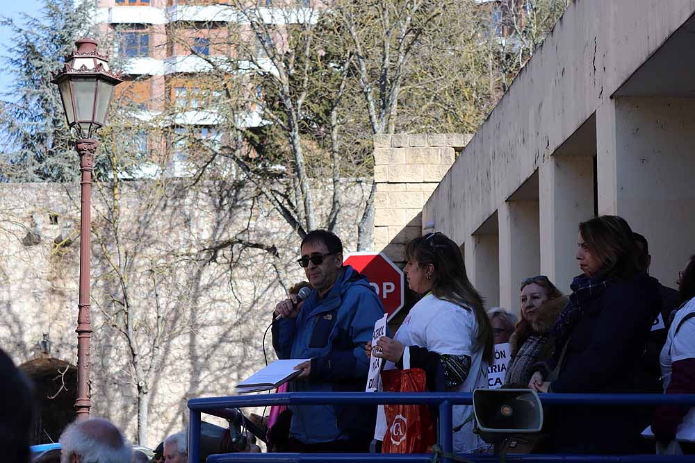 Fotos: Concentración de los vecinos en el Centro de Salud de Los Cubos